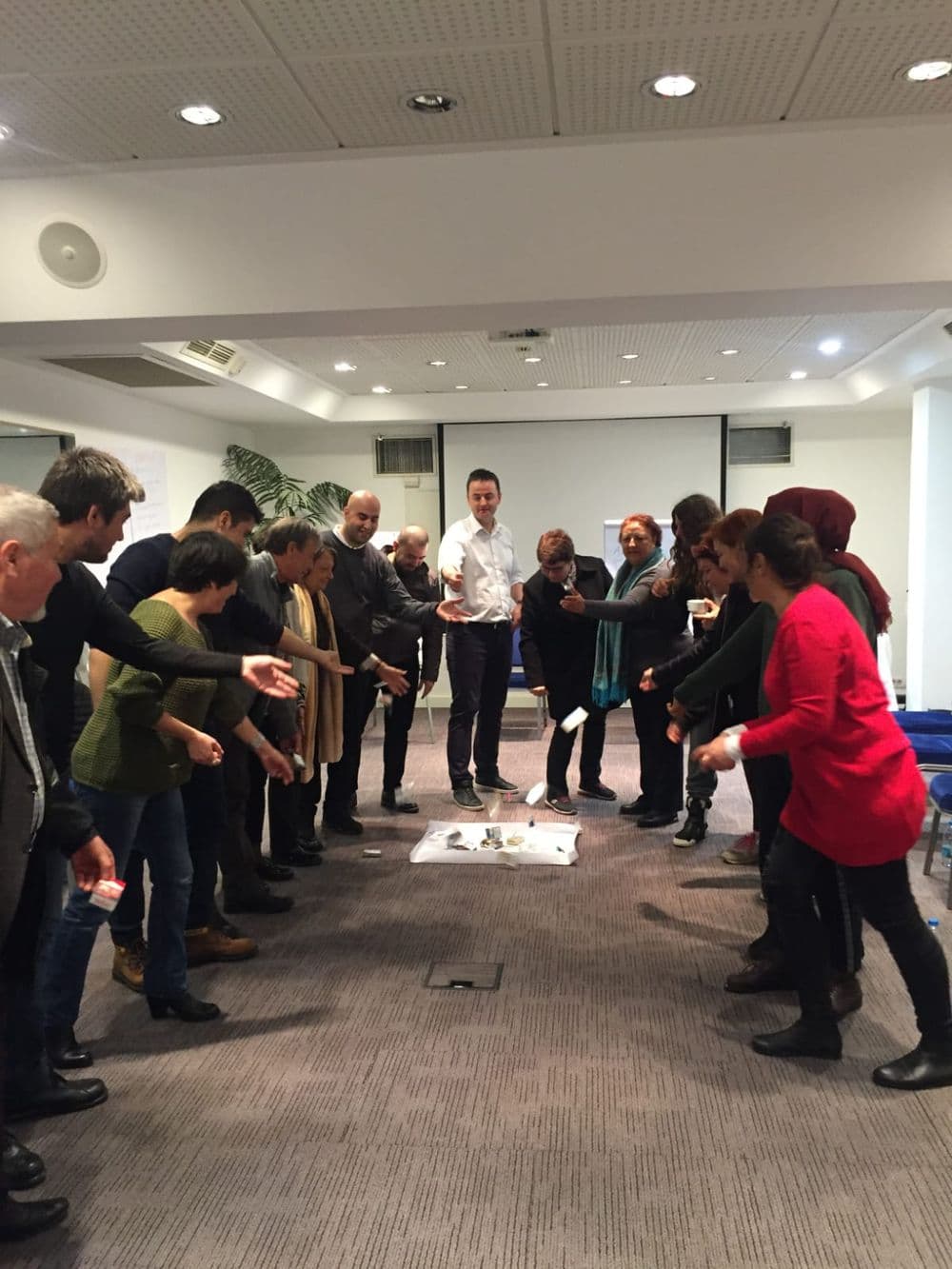 Seminer sonunda çember olmuş katılımcılar sigara paketlerini ortadaki yığına bırakırken